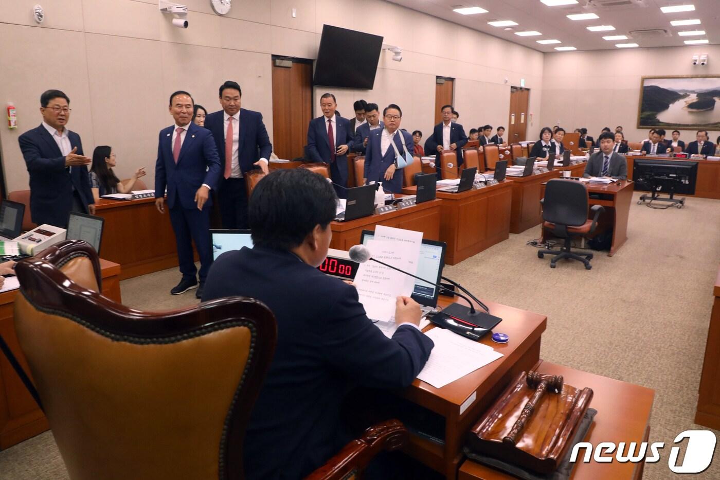 본문 이미지 - 국민의힘 의원들이 27일 서울 여의도 국회에서 열린 농림축산식품해양수산위원회 전체회의에서 '후쿠시마 오염수 방류 계획 철회 및 수산물 안전성과 어업인 보호 대책 마련 촉구 결의안' 처리에 항의하며 퇴장하고 있다. 2023.6.27/뉴스1 ⓒ News1 황기선 기자