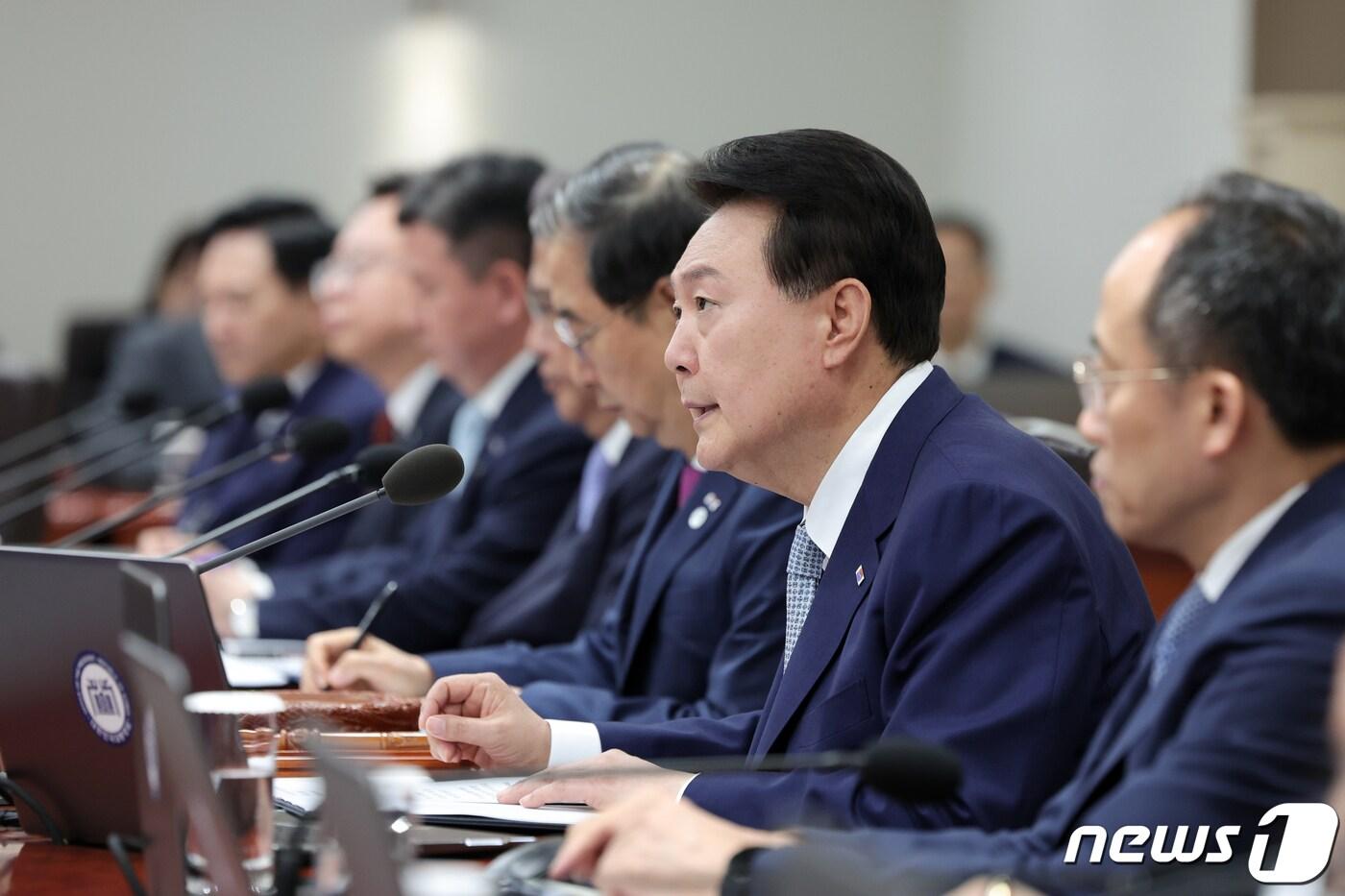 윤석열 대통령이 27일 오전 용산 대통령실에서 열린 2023년도 제26회 국무회의에 참석해 모두 발언하고 있다. (대통령실 제공) 2023.6.27/뉴스1 ⓒ News1 안은나 기자