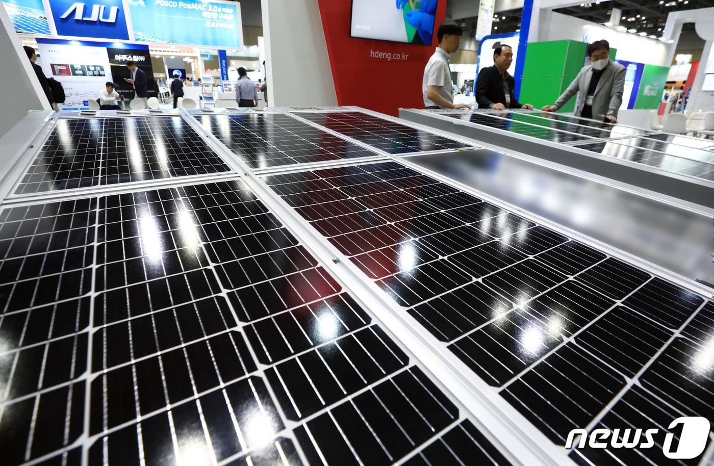 27일 경기도 고양시 일산서구 대화동 킨텍스에서 열린 2023 세계 태양에너지 엑스포를 찾은 관람객들이 (주)해동엔지니어링의 지붕 일체형 태양광 발전 장치를 살펴보고 있다. 이날부터 시작된 엑스포는 신기후체제 출범으로 화석에너지의 설자리는 더욱 좁아지고 신재생에너지의 비중이 높아지고 있는 가운데 태양광 관련 제품과 설비 그리고 태양광발전소 투자를 비롯해 에너지 거래플랫폼을 한자리에서 만나볼 수 있다. 2023.6.27/뉴스1 ⓒ News1 박정호 기자