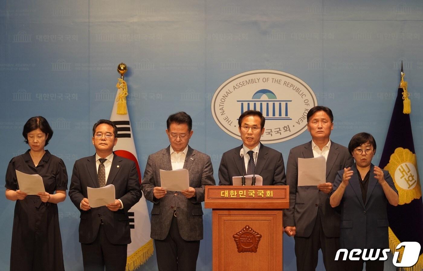 본문 이미지 - 27일  김승남 의원(오른쪽 세번째)이 '남해의 이순신해 병행 표기 및 기념사업 지원을 위한 특별법(이순신특별법)'을 대표발의 했다(김승남 의원실 제공02023.6.27/