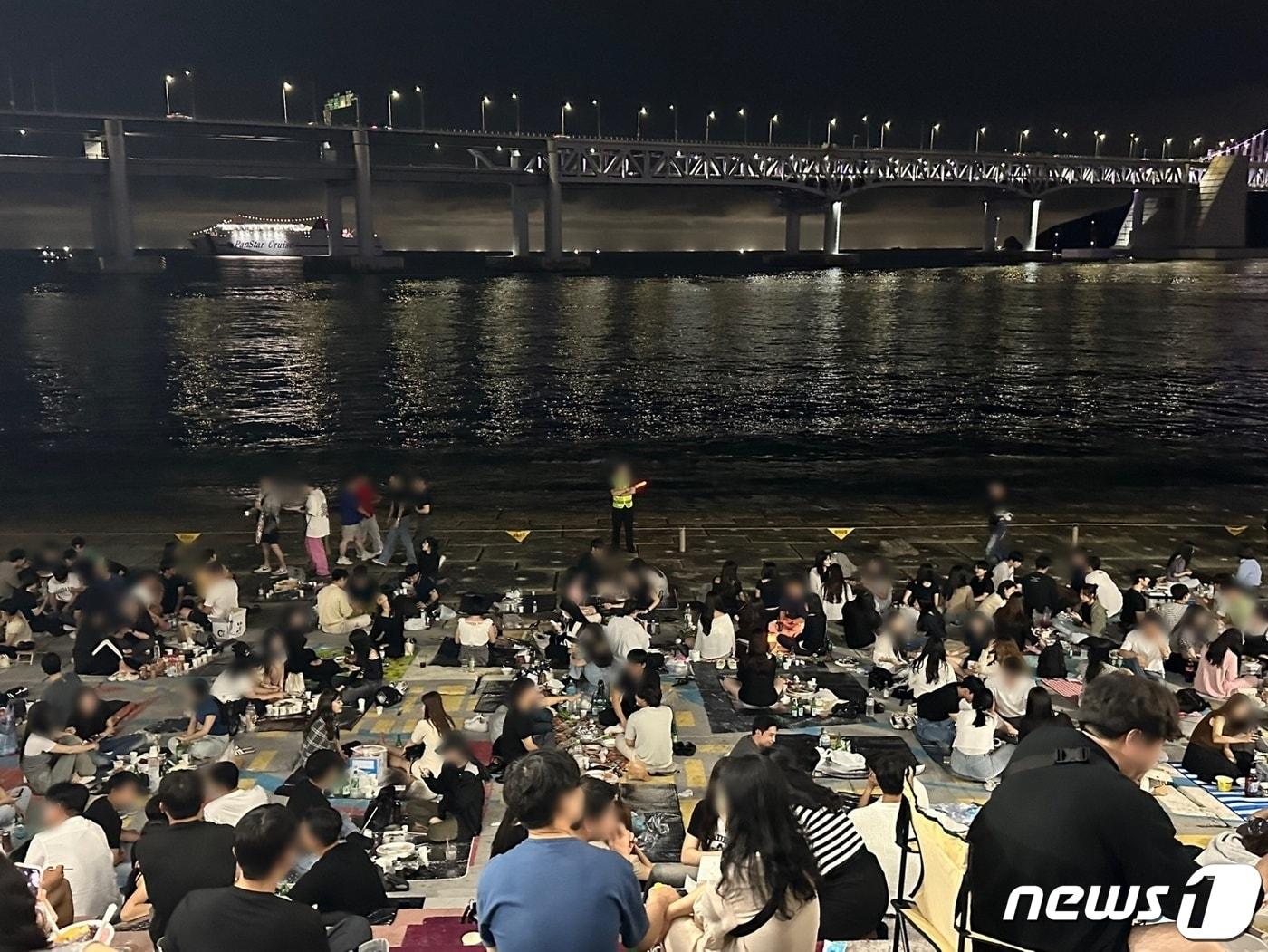 본문 이미지 - 24일 부산 수영구 민락동 민락수변공원을 찾은 방문객들이 돗자리를 깔고 음식과 술, 음료를 즐기고 있다. 2023.6.27/뉴스1 ⓒ News1 조아서 기자