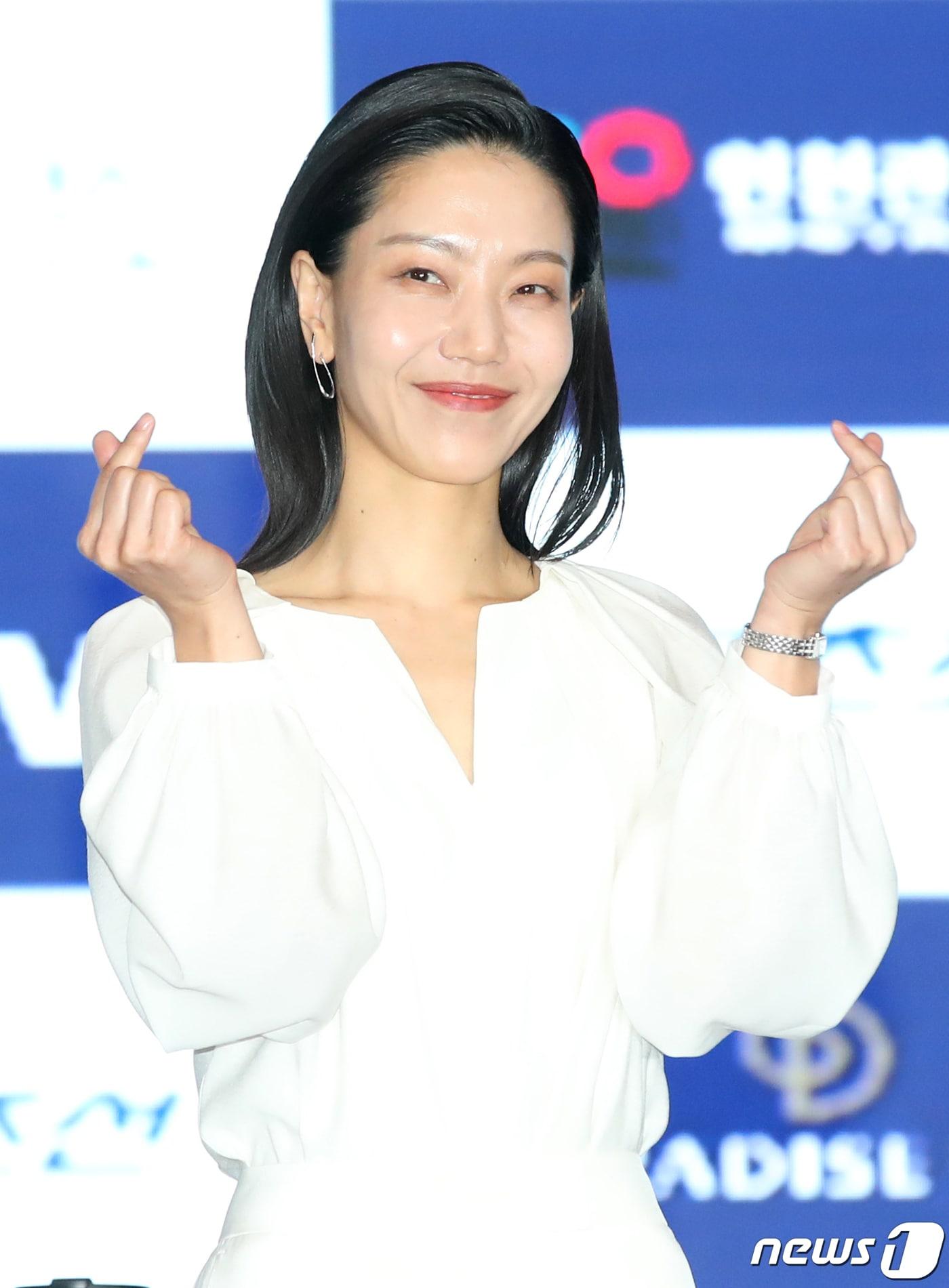 본문 이미지 - 배우 김신록이 27일 오후 인천 연수구 송도동 인천글로벌캠퍼스 대강당에서 진행된 제2회 청룡시리즈어워즈 핸드프린팅 행사에서 포즈를 취하고 있다. 2023.6.27/뉴스1 ⓒ News1 권현진 기자