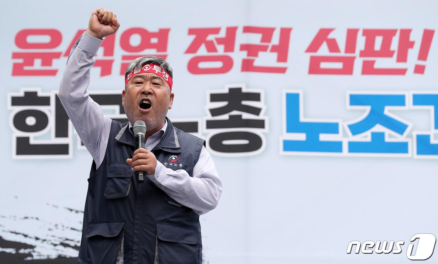 본문 이미지 - 김동명 한국노총 위원장이 서울 중구 세종대로 일대에서 열린 결의대회에서 윤석열 정권 심판과 최저임금 인상, 정부의 노조 탄압 중단 등을 촉구하고 있다. 2023.6.27/뉴스1 ⓒ News1 김진환 기자