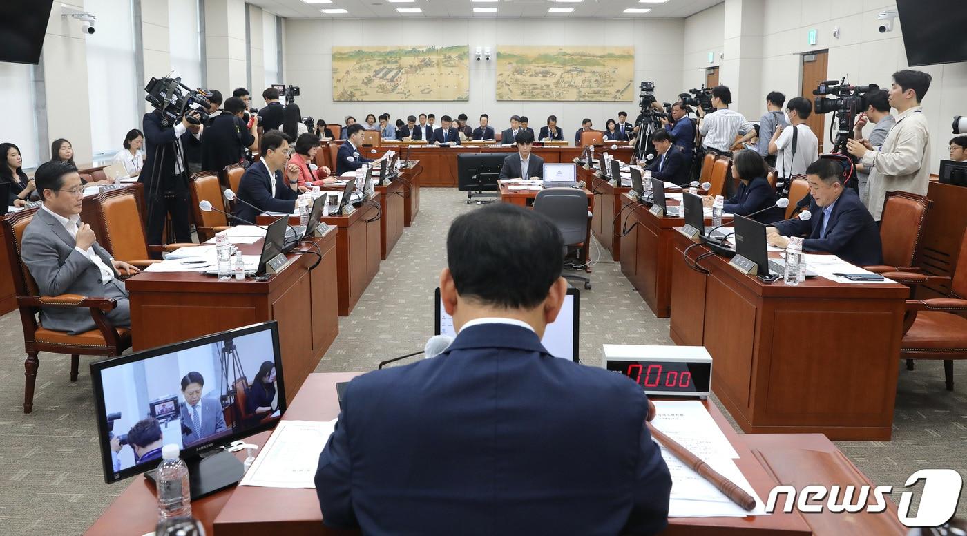 본문 이미지 - 김철민 위원장이 27일 오후 서울 여의도 국회에서 열린 교육위원회 전체회의를 주재하고 있다. 2023.6.27/뉴스1 ⓒ News1 임세영 기자