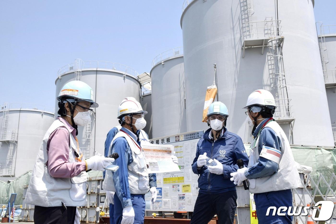 본문 이미지 - 일본 후쿠시마현 제1 원자력발전소에서 라파엘 그로시 국제원자력기구(IAEA) 사무국장이 현장 검증 작업에 임하고 있다. 2022.05.19/ ⓒ 로이터=뉴스1 ⓒ News1 권진영 기자