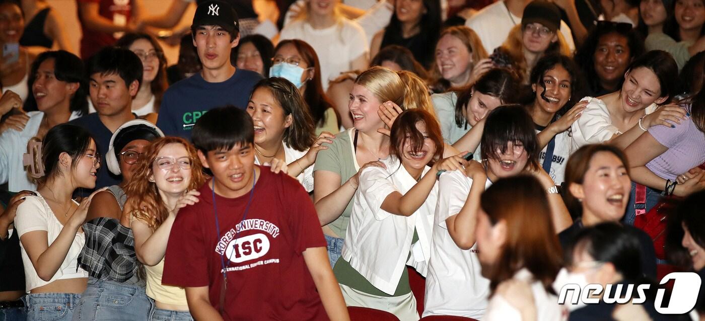 본문 이미지 - 27일 오후 서울 성북구 고려대학교 인촌기념관 강당에서 열린 2023 국제하계대학(ISC) 입학식 및 오리엔테이션에 참석한 외국인 학생들이 고려대 응원을 배우고 있다.  2023.6.27/뉴스1 ⓒ News1 박지혜 기자