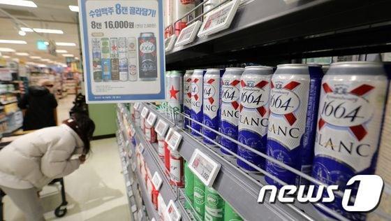 본문 이미지 - 서울의 한 대형마트에 수입맥주가 진열되어 있다. 2023.1.25/뉴스1 ⓒ News1 박지혜 기자