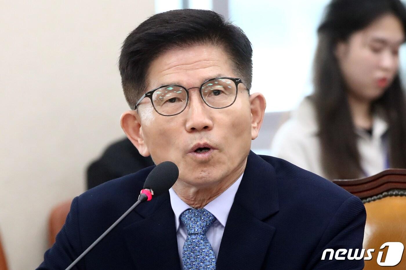 본문 이미지 - 김문수 경제사회노동위원회 위원장이  국회 환경노동위원회 전체회의에서 전용기 민주당 의원 질의에 답하고 있다. 2023.6.27/뉴스1 ⓒ News1 황기선 기자
