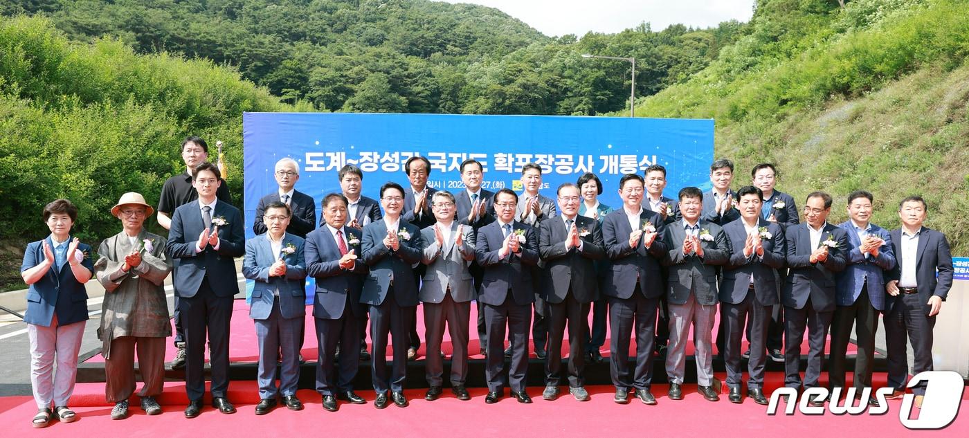 본문 이미지 - 전북 고창군 고창읍과 전남 장성군 북이면을 잇는 2개의 터널이 개통됐다. 두 지역 기관장들이 확포장 공사 개통식에서  기념사진을 찍고 있다.(고창군 제공)2023.6.27/뉴스1 