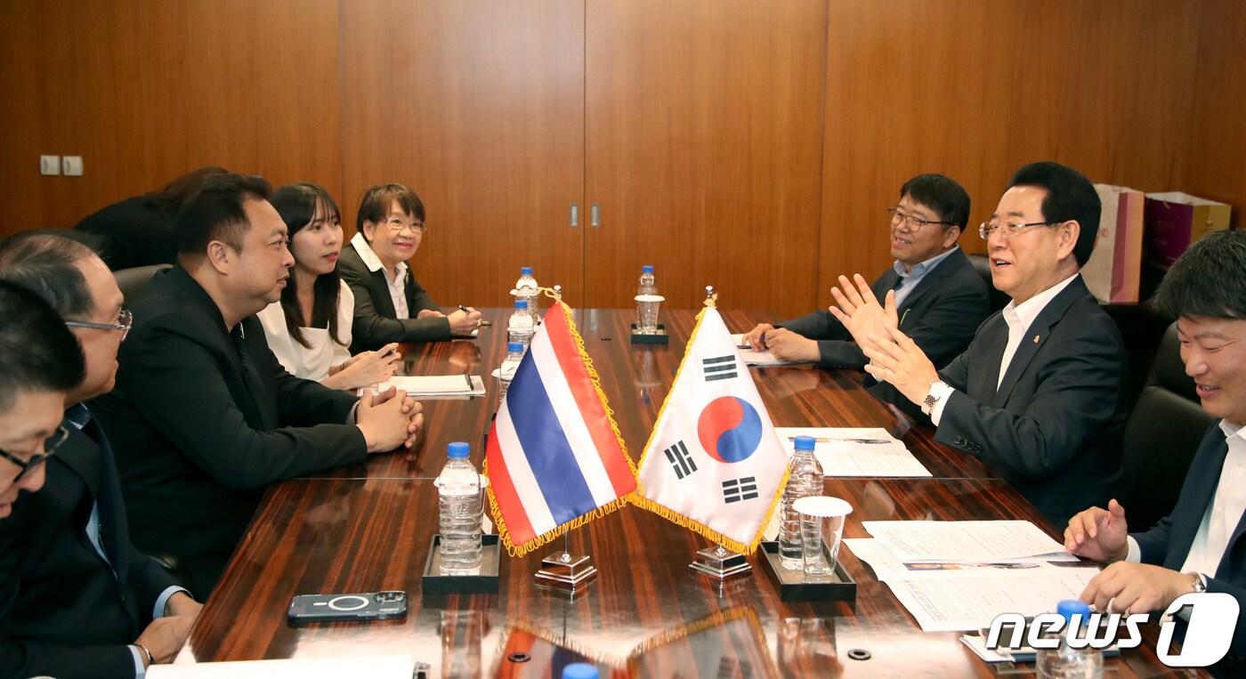 본문 이미지 - 김영록 전라남도지사가 27일 오후 서울 롯데호텔에서 태국 수찻 촘클린 노동부장관과 간담회를 갖고 태국 우수인력수급 및 상호 교류 협력 방안에 대해 논의하고 있다.(전남도 제공) 2023.6.27/뉴스1