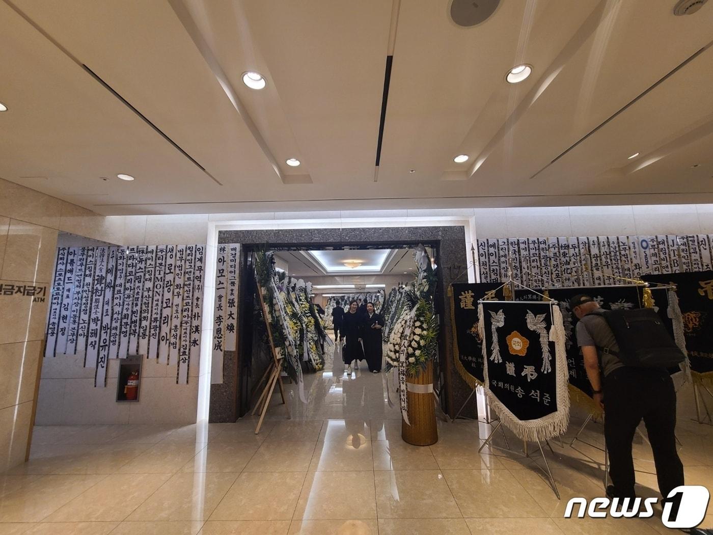 본문 이미지 - 故 안유수 회장 빈소 입구에 각계에서 보낸 조화와 조기가 놓여있다. ⓒ News1 김민석 기자  
