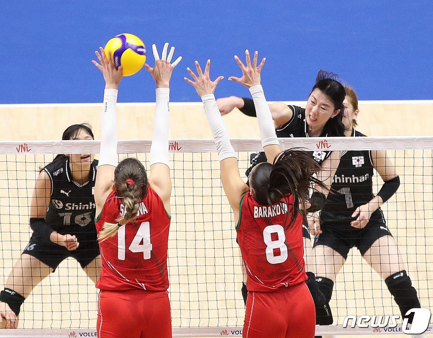 본문 이미지 - 대한민국 여자 배구대표팀 강소휘가 27일 오후 경기 수원시 서수원칠보체육관에서 열린 국제배구연맹(FIVB) 발리볼네이션스리그(VNL) 여자대회 대한민국과 불가리아의 경기에서 스파이크를 하고 있다. 2023.6.27/뉴스1 ⓒ News1 신웅수 기자