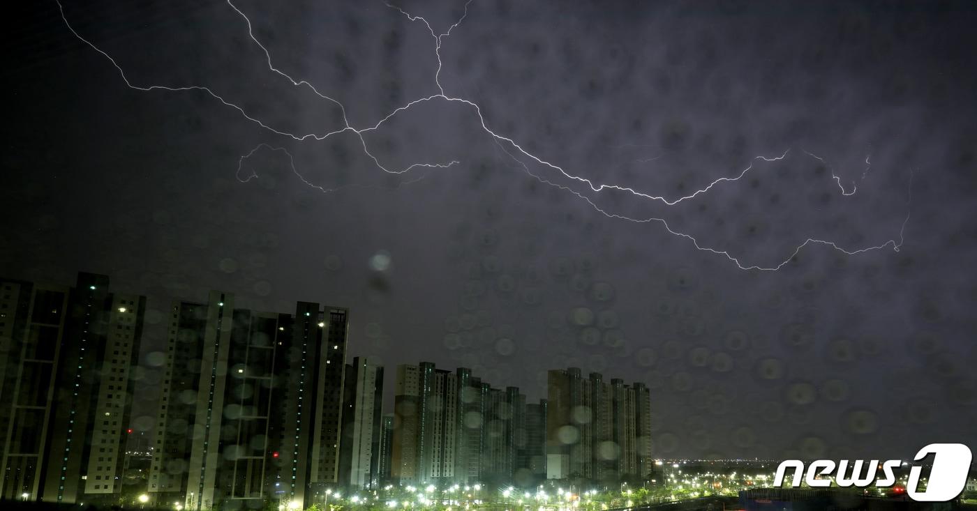 번개치는 모습. ⓒ News1 유경석 기자