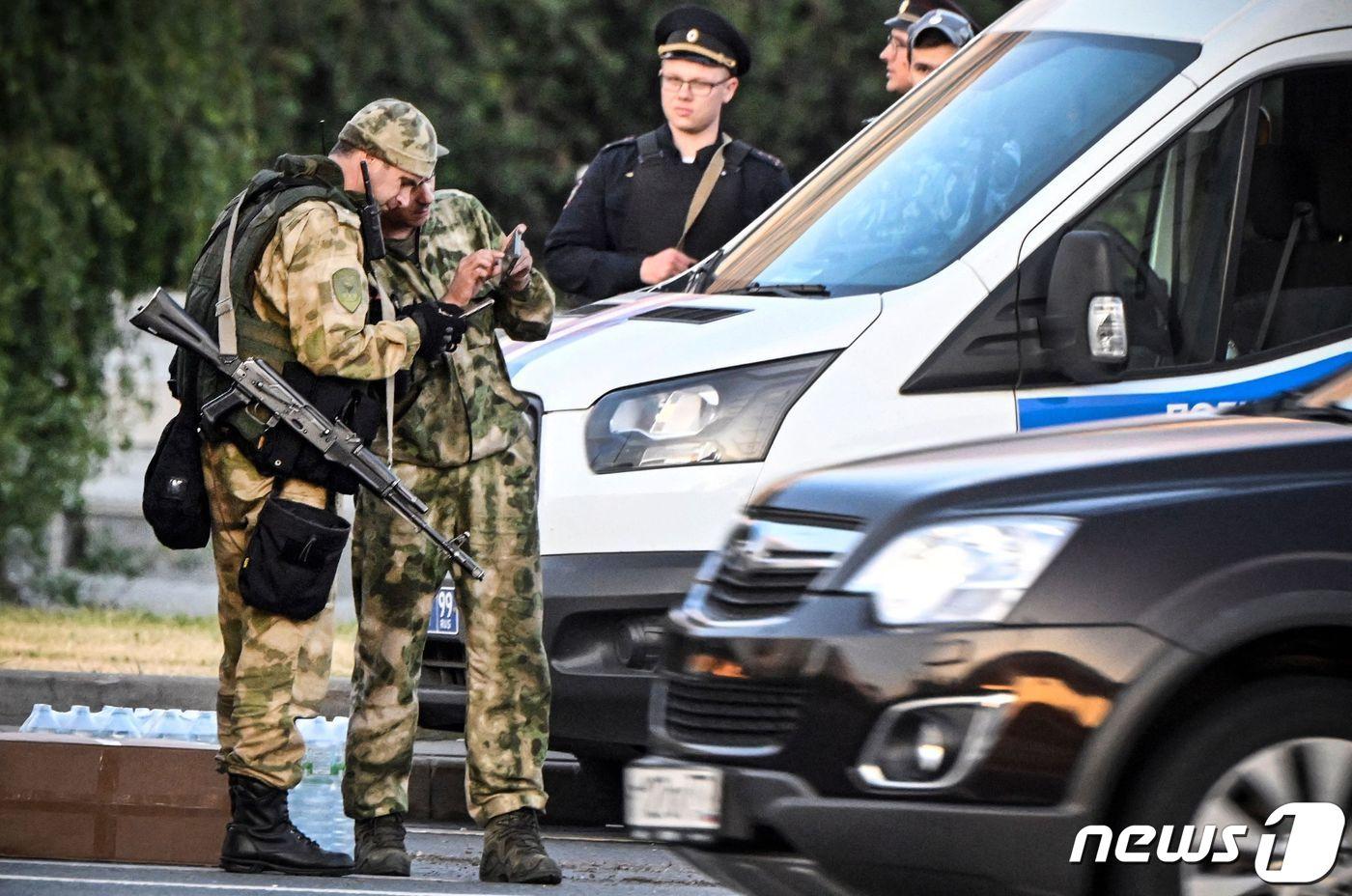 24일(현지시간) 러시아 모스크바에서 무장한 경찰이 차량을 수색하고 있다. 2023.06.24. 사진은 본문과 직접적 관련 없음. ⓒ AFP=뉴스1 ⓒ News1 정윤영 기자