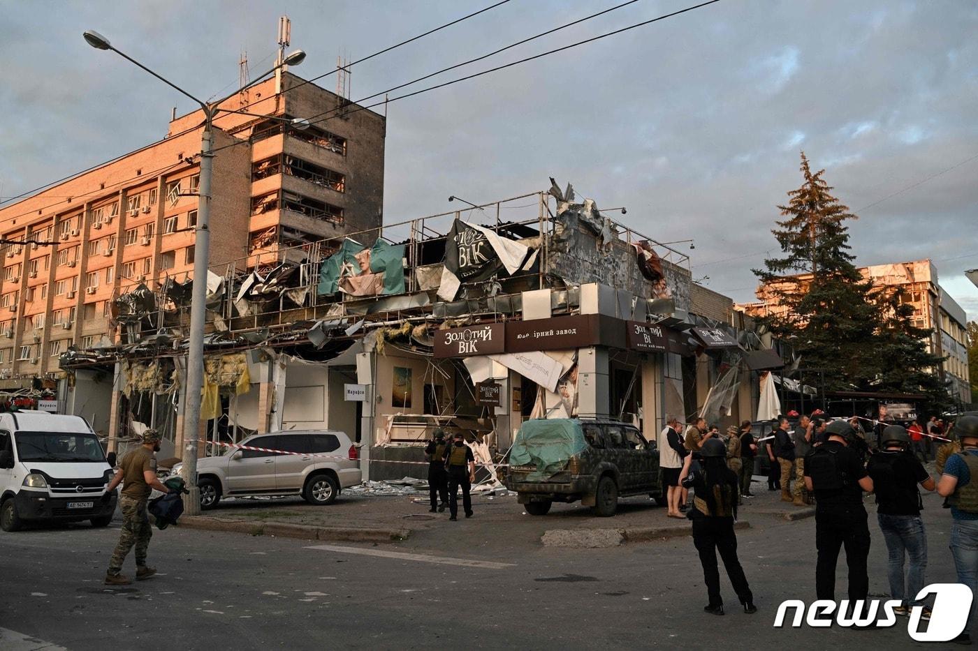 러시아군이 27일&#40;현지시간&#41; 우크라이나 동부 크라마토르스크 소재 식당 한곳을 포격해 최소 3명이 숨지고 40여 명이 다쳤다. ⓒ AFP=뉴스1 ⓒ News1 정윤영 기자