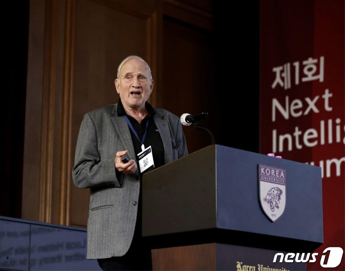 본문 이미지 - 존 클라우저 박사가 고려대 제1회 NIF 포럼에서 강연을 하고 있다. (고려대 제공)