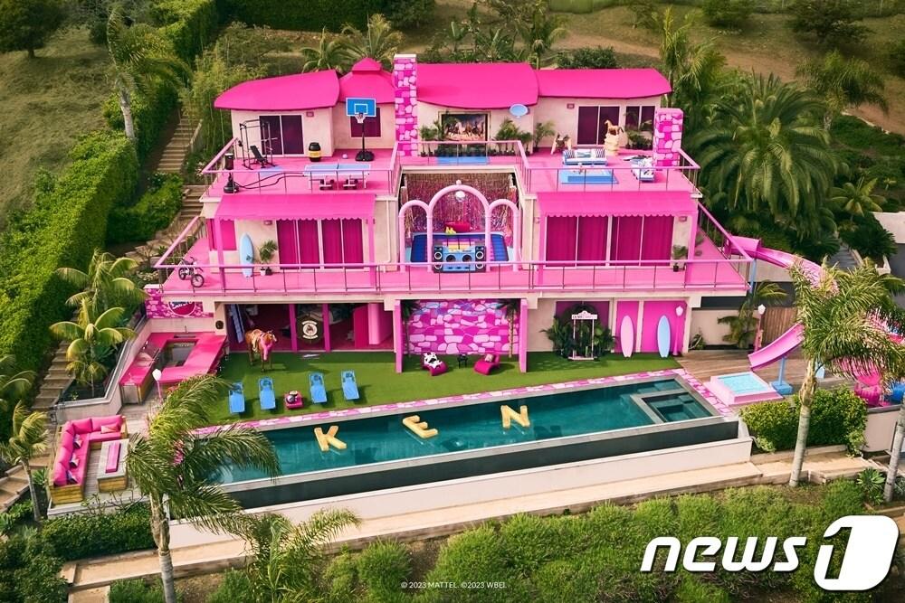 본문 이미지 - 바비의 핑크빛 말리부 드림하우스(에어비앤비 제공)