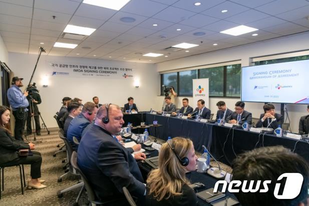 본문 이미지 - 한국해양진흥공사와 CJ대한통운 양사 경영진을 포함한 협약식 참석자들이 북미 프로젝트 관련 브리핑을 받고 있다. (해진공 제공)