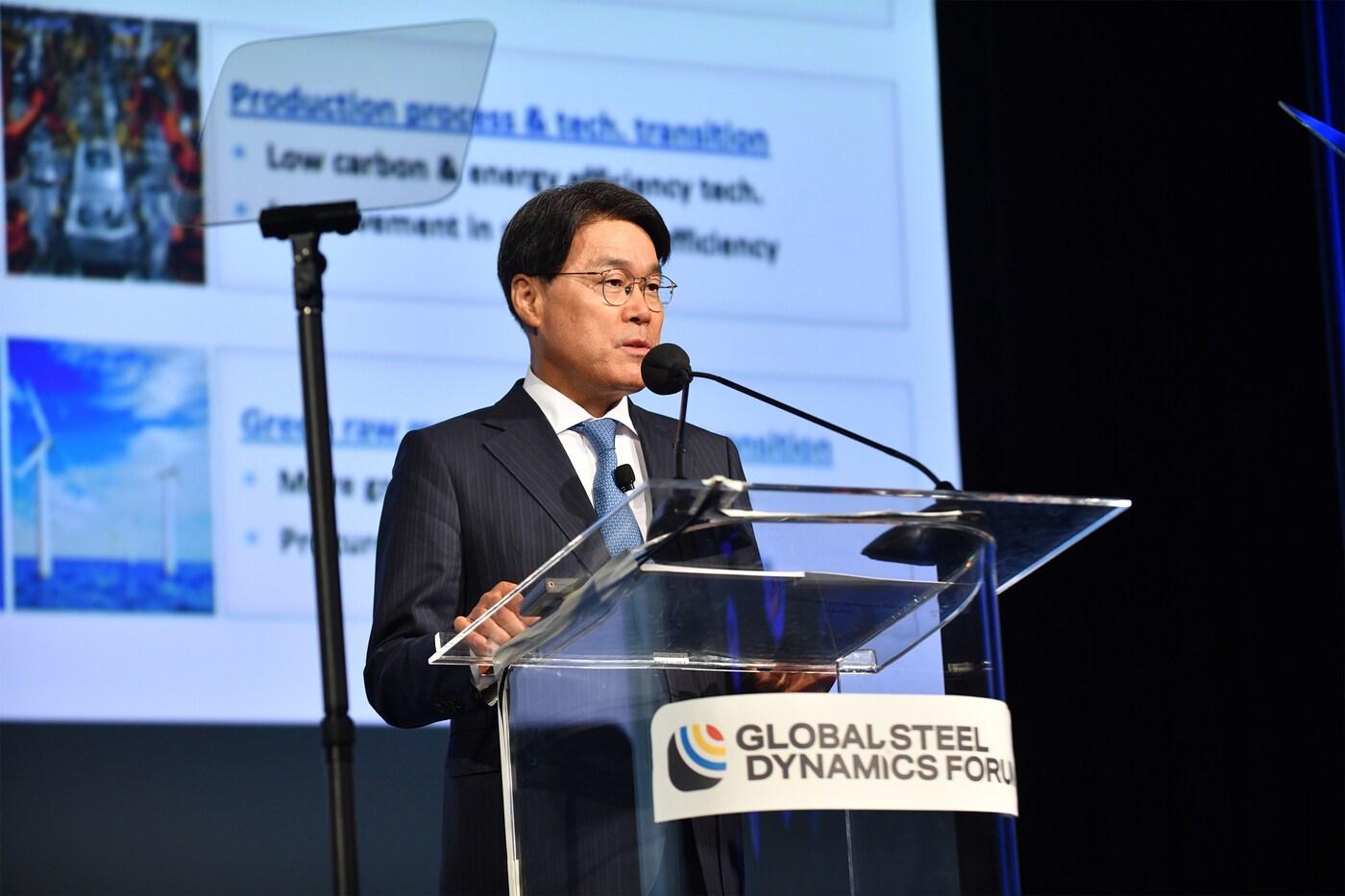 본문 이미지 - 27일 최정우 포스코그룹 회장이 WSD Global Steel Dynamics Forum에서 기조연설을 하고 있다.(포스코그룹 제공).