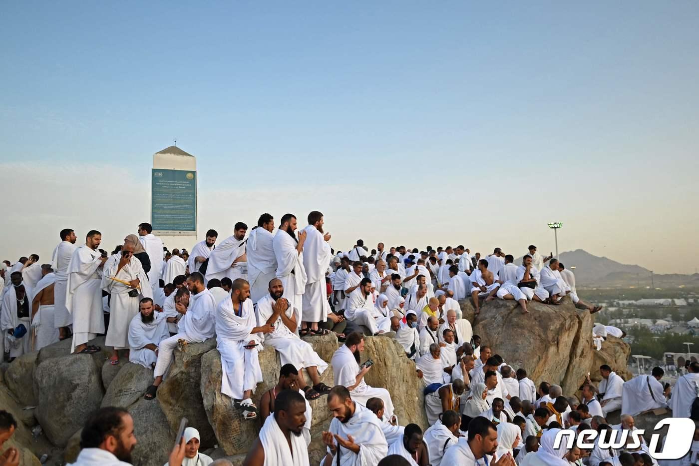 본문 이미지 - 이슬람 최대 행사인 '메카 성지순례'(하지·Hajj)를 위해 사우디아라비아에 올해 180만명 이상이 방문한 것으로 나타났다. 사진은 27일(현지시간) 메카 아라파트산에서 기도하는 순례자들의 모습. 2023.06.27/ ⓒ AFP=뉴스1 ⓒ News1 박재하 기자