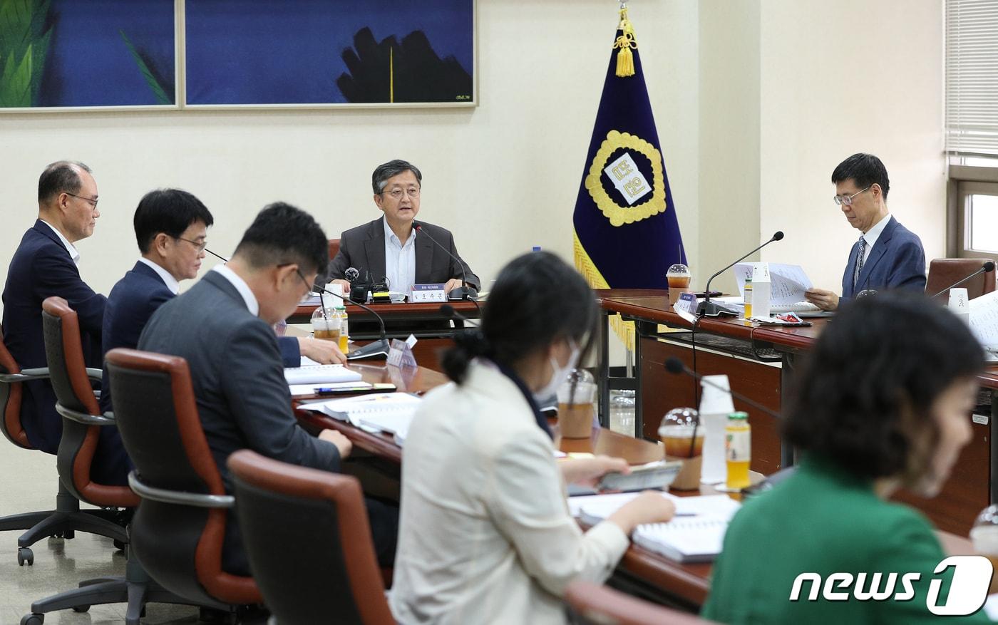 본문 이미지 - 오수근 대법원 회생·파산위원회 위원장이 27일 오전 서울 서초구 대법원에서 열린 회생·파산위원회 제18차 정기회의에서 모두발언을 하고 있다. 2023.6.28/뉴스1 ⓒ News1 신웅수 기자