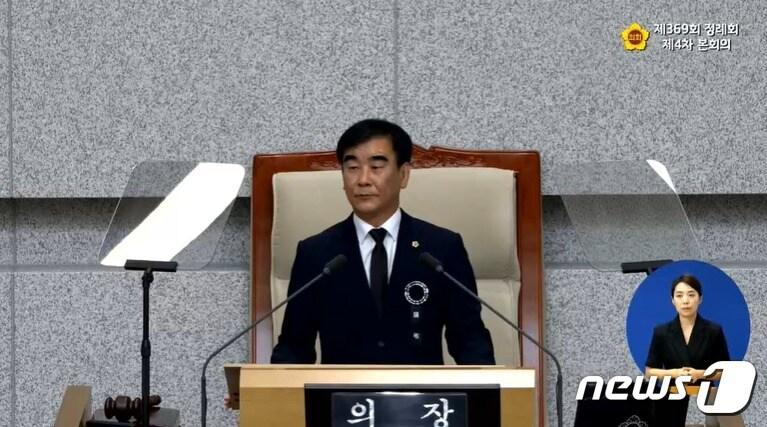 본문 이미지 - ‘기회소득’ 등 김동연 경기도지사의 3대 역점사업이 28일 경기도의회 본회의를 통과했다. 사진은 염종현 의장이 본회의를 진행하고 있는 모습.(경기도의회 생중계 캡처)/뉴스1