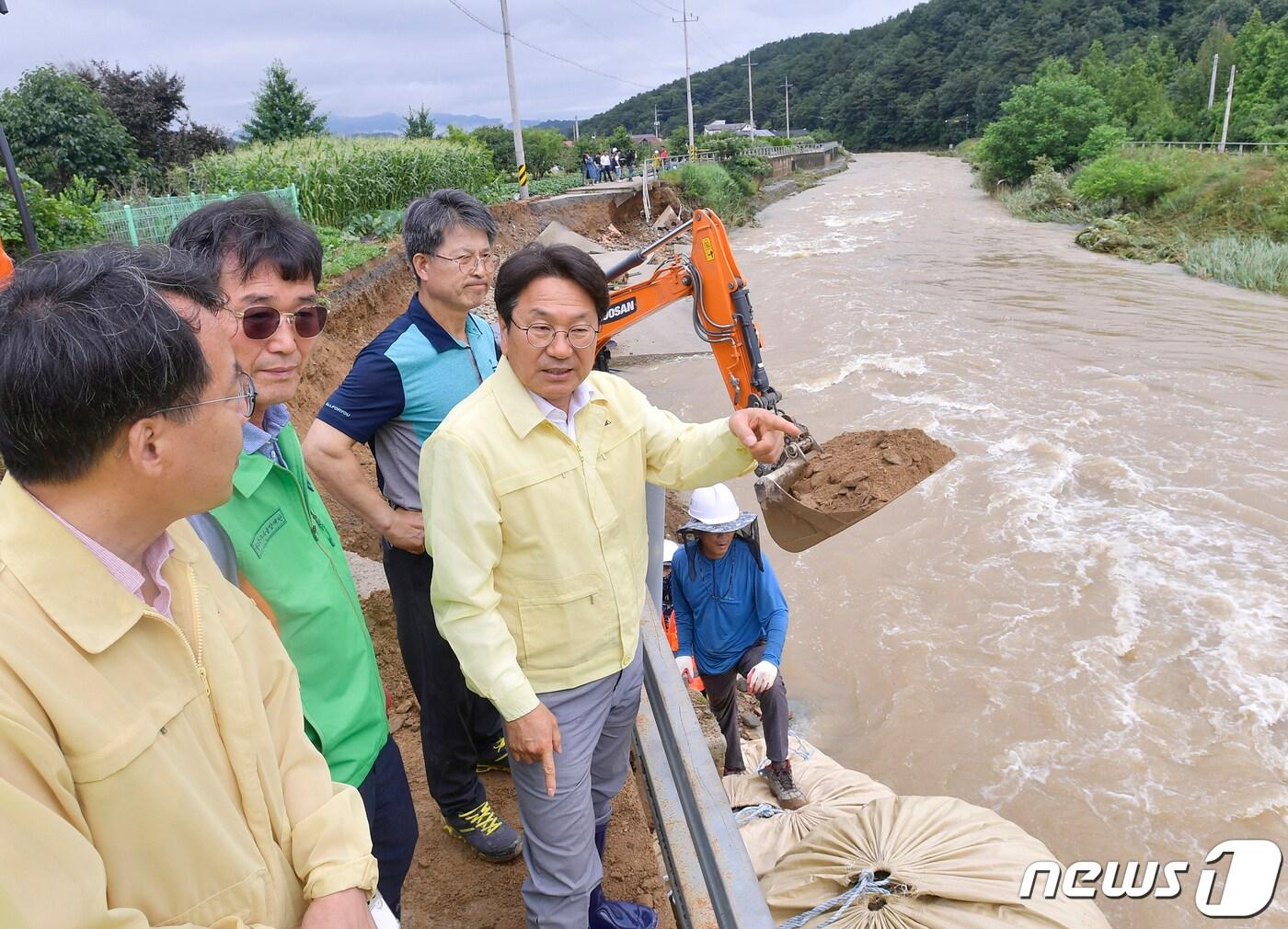 본문 이미지 - 강기정 광주시장이 28일 오전 집중호우로 제방이 유실된 북구 석곡천을 찾아 피해 상황을 점검하고 응급 복구와 안전조치를 당부하고 있다. (광주시 제공)2023.6.28/뉴스1 