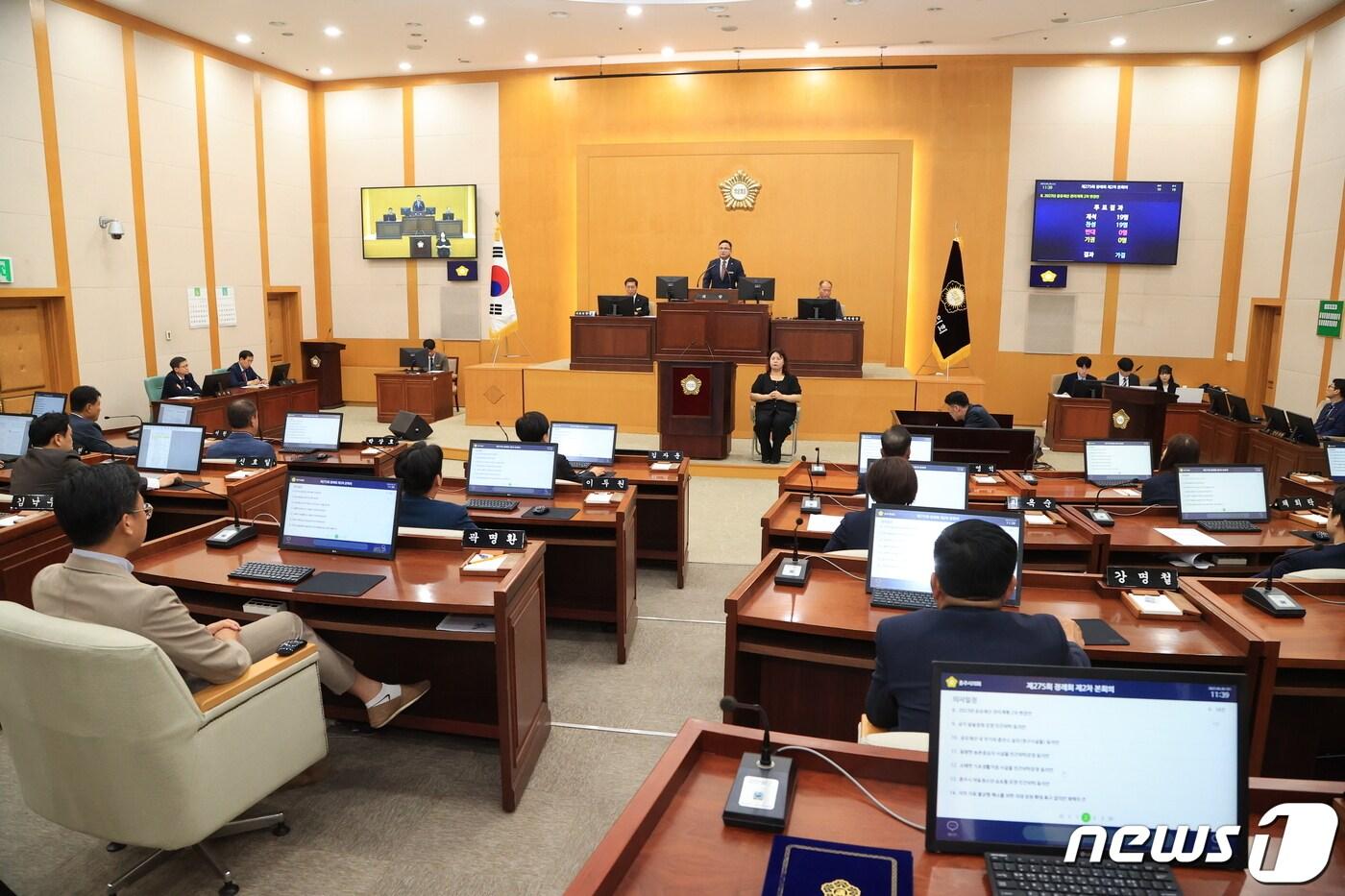 본문 이미지 -  28일 충북 충주시의회가 충북대병원 충주분원 설립과 의대 정원 확대를 촉구하는 결의안을 채택했다고 밝혔다. 사진은 본회의.(충주시의회 제공)2023.6.28/뉴스1