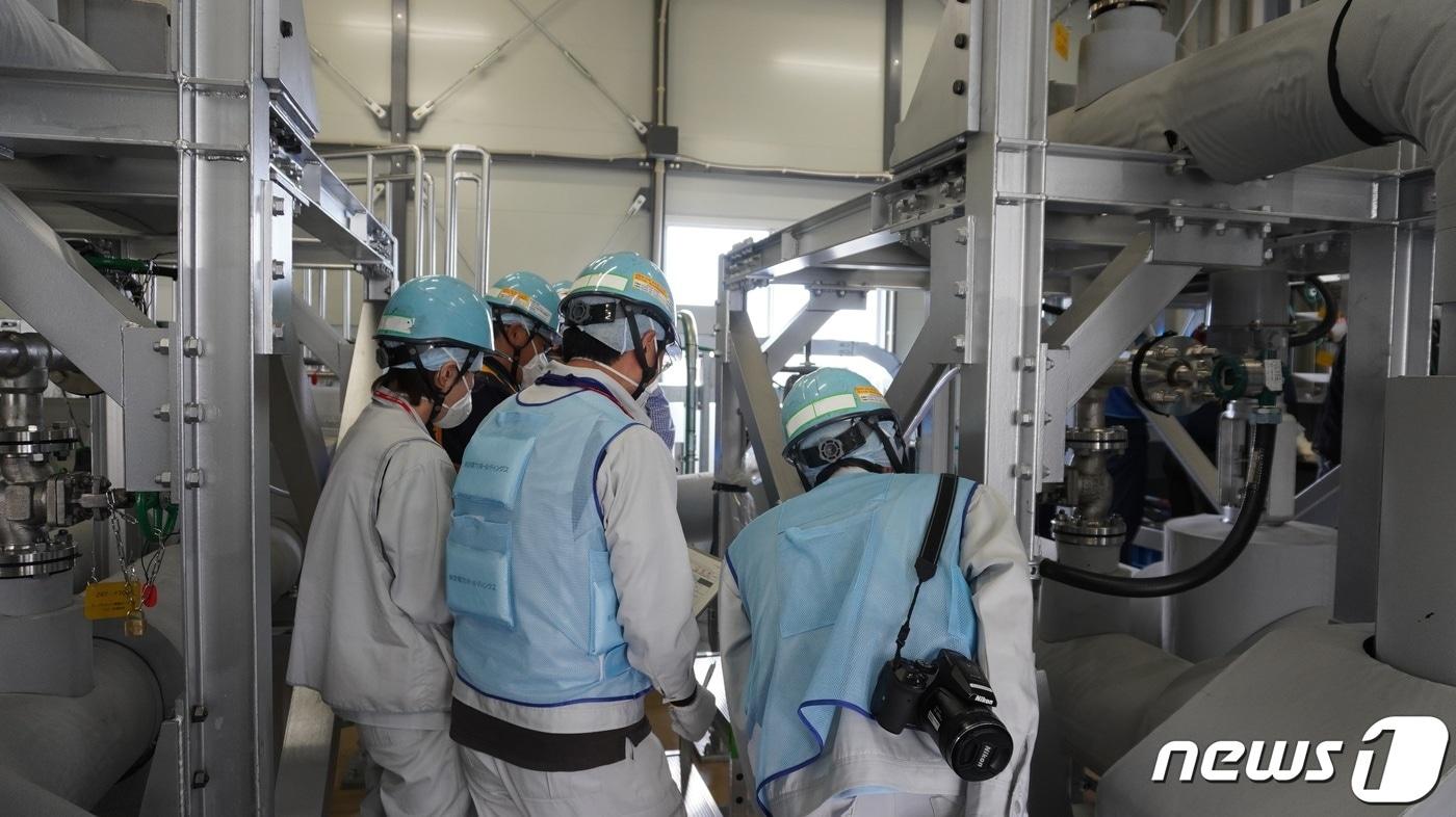 본문 이미지 - 26일 일본 후쿠시마 제1 원자력발전소에서 정부와 지자체 간계자가 다핵종 제거 설비(ALPS)로 방사성 오염수를 희석하는 과정을 시찰하고 있다. (출처 : 도쿄전력 누리집) 2023.06.26/