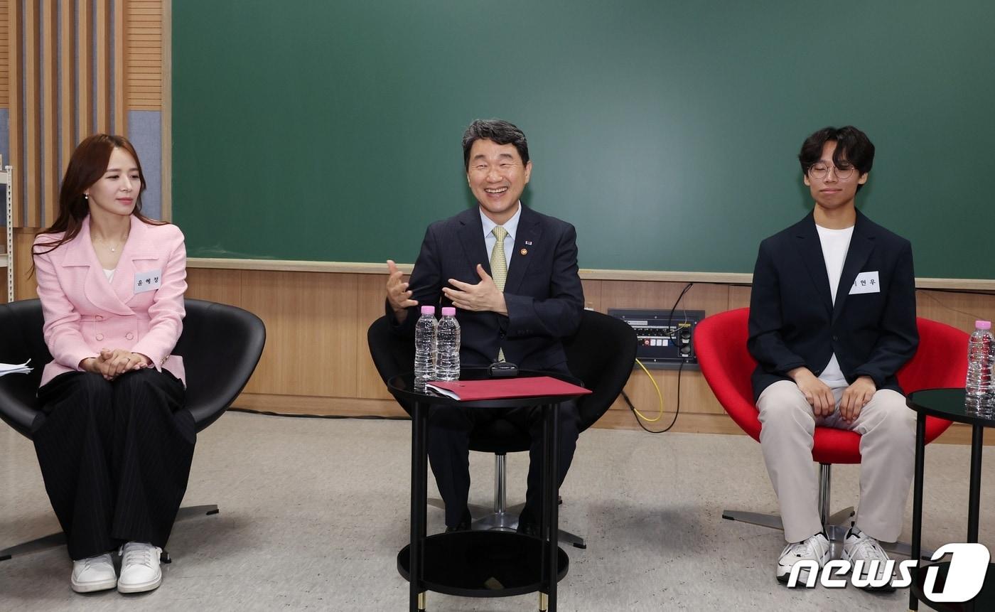 이주호 사회부총리 겸 교육부 장관이 28일 오전 경기도 고양시 EBS에서 EBS 수능강의 제작 현장방문 간담회를 하고 있다. (교육부 제공) 2023.6.28/뉴스1