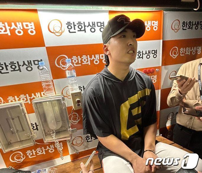 본문 이미지 -  28일 대전 KT 위즈전 이후 취재진과 인터뷰 중인 강재민. ⓒ News1 문대현 기자