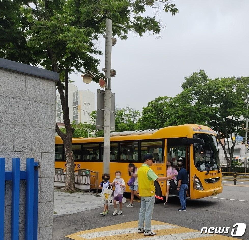 본문 이미지 - 경기 고양시 금계초 통학버스가 최근 3개월간 운영비 문제로 임주자대표회의와 학교가 갈등을 빚다가 시의 중재로 해결의 실마리를 찾았다. 금계초 통학버스 하차 모습. (고양시 제공)