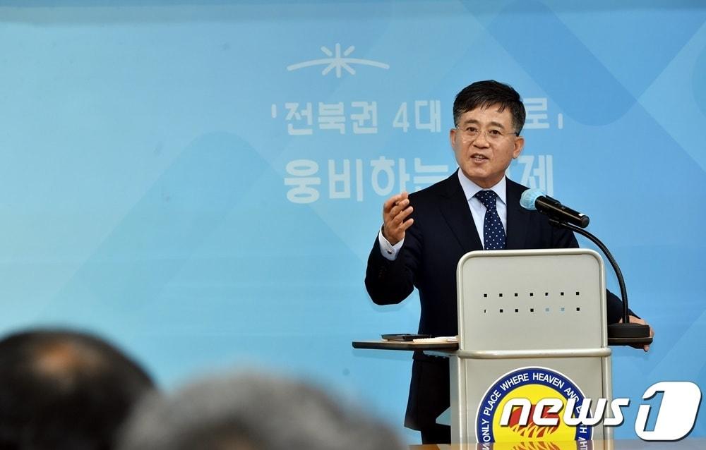 본문 이미지 - 정성주 김제시장이 28일 민선8기 취임 1주년을 맞아 언론브리핑을 갖고 시정운영에 대한 소회와 계획에 대해 밝히고 있다.(김제시 제공) 2023.6.28/뉴스1