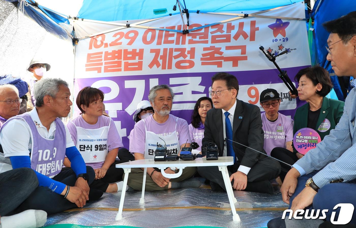 이재명 더불어민주당 대표가 28일 서울 여의도 국회 정문 앞 이태원 참사 유가족 단식 농성장을 방문해 이야기를 나누고 있다. (공동취재) 2023.6.28/뉴스1 ⓒ News1 임세영 기자