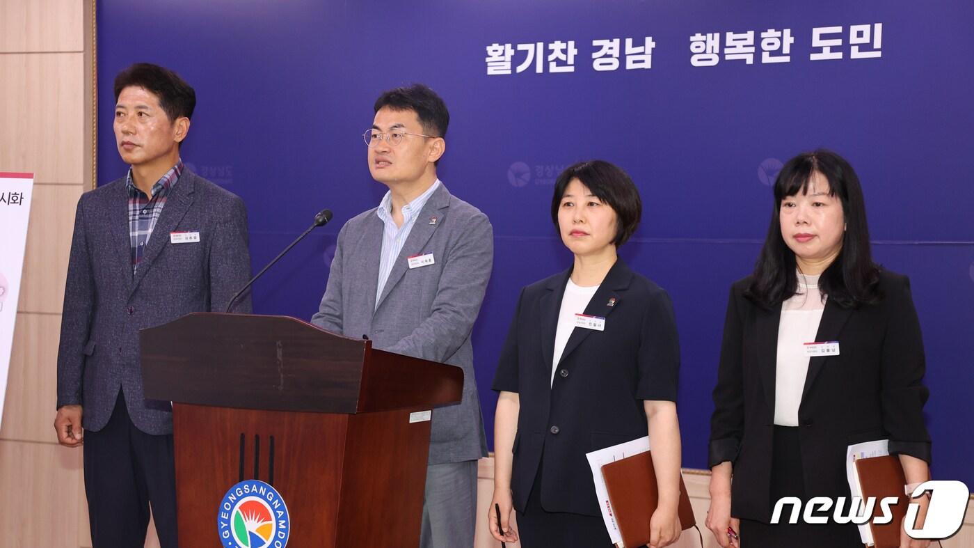 본문 이미지 - 이재훈 경남도 창업지원단장(왼쪽에서 두번째)이 28일 경남도청 프레스센터 브리핑룸에서 3대 권역 창업집적시설 건립 계획을 발표하고 있다.(경남도 제공)