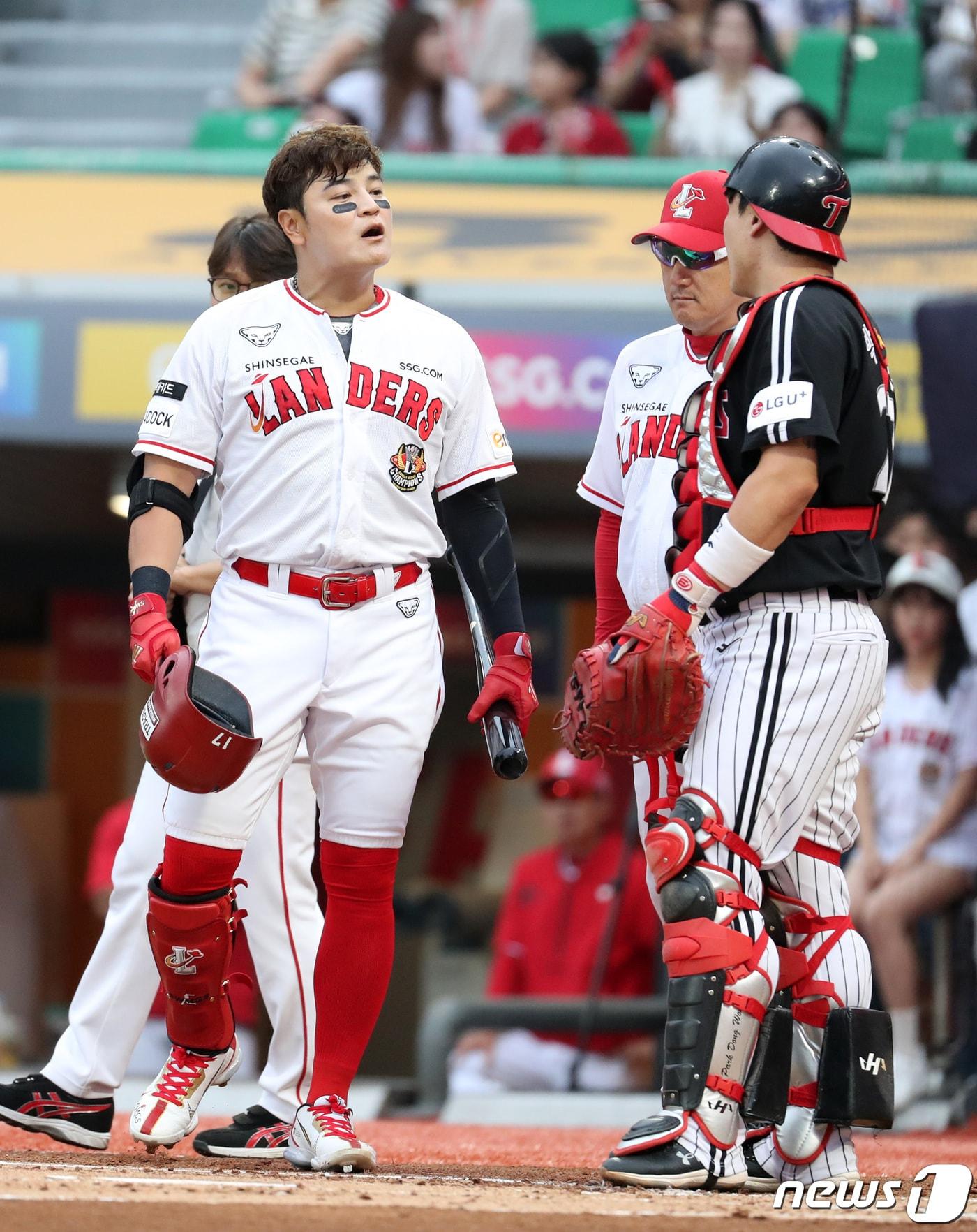 본문 이미지 - 28일 인천 SSG랜더스필드에서 열린 &#39;2023 신한은행 SOL KBO리그&#39; LG 트윈스와 SSG 랜더스의 경기, SSG 추신수가 1회말 무사 선두타자로 나서 LG 선발 이지강의 투구에 맞은 후 포수 박동원과 신경전을 벌이고 있다. 2023.6.28/뉴스1 ⓒ News1 김성진 기자