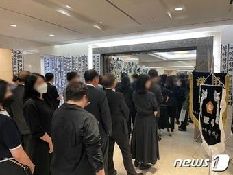 본문 이미지 - 28일 안유수 에이스침대 회장 빈소 앞에 조문객이 몰렸다. ⓒ News1 이민주 기자