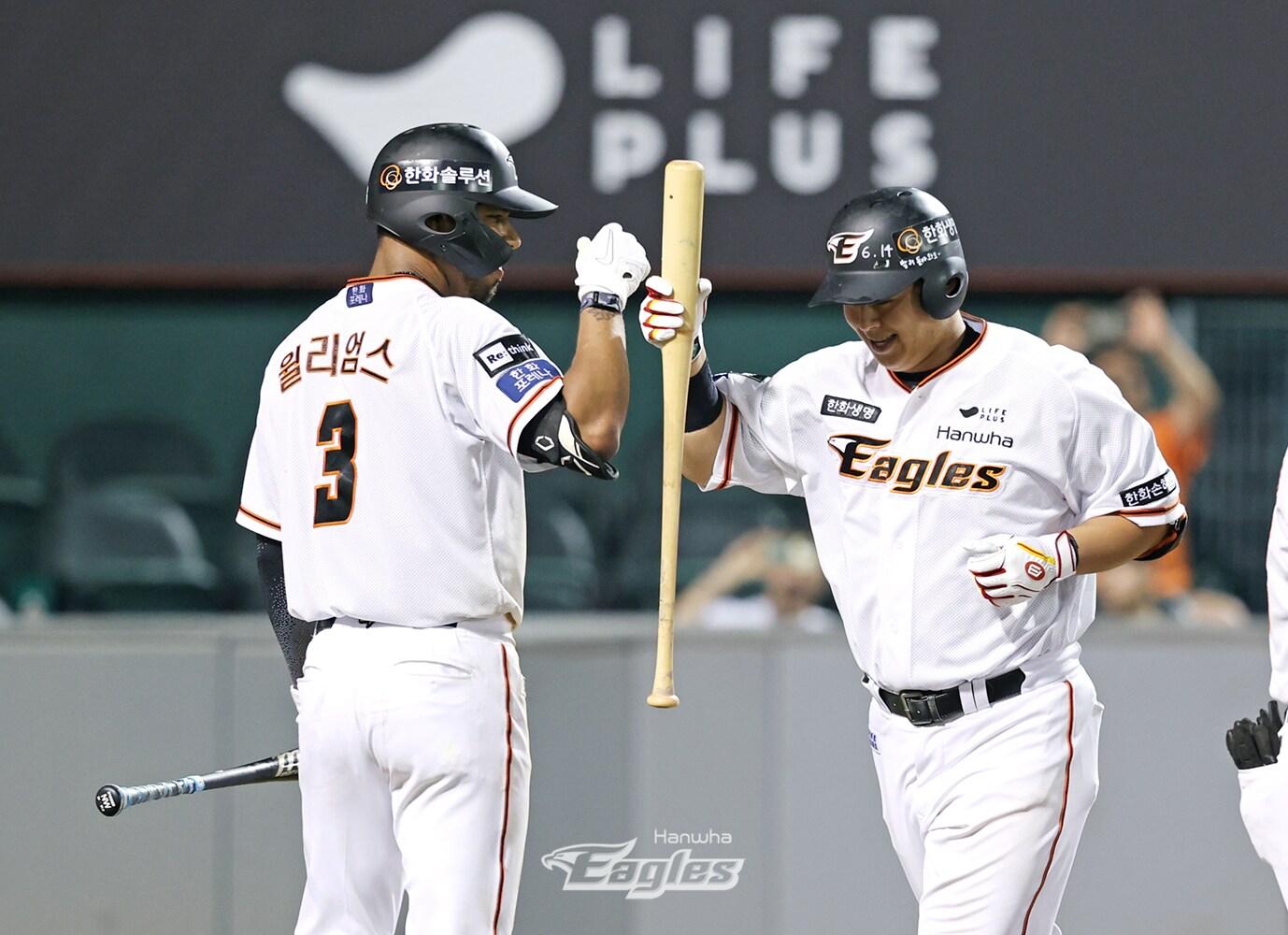 본문 이미지 -  28일 KT 위즈전에서 역전포를 친 노시환.(오른쪽) (한화 구단 제공)