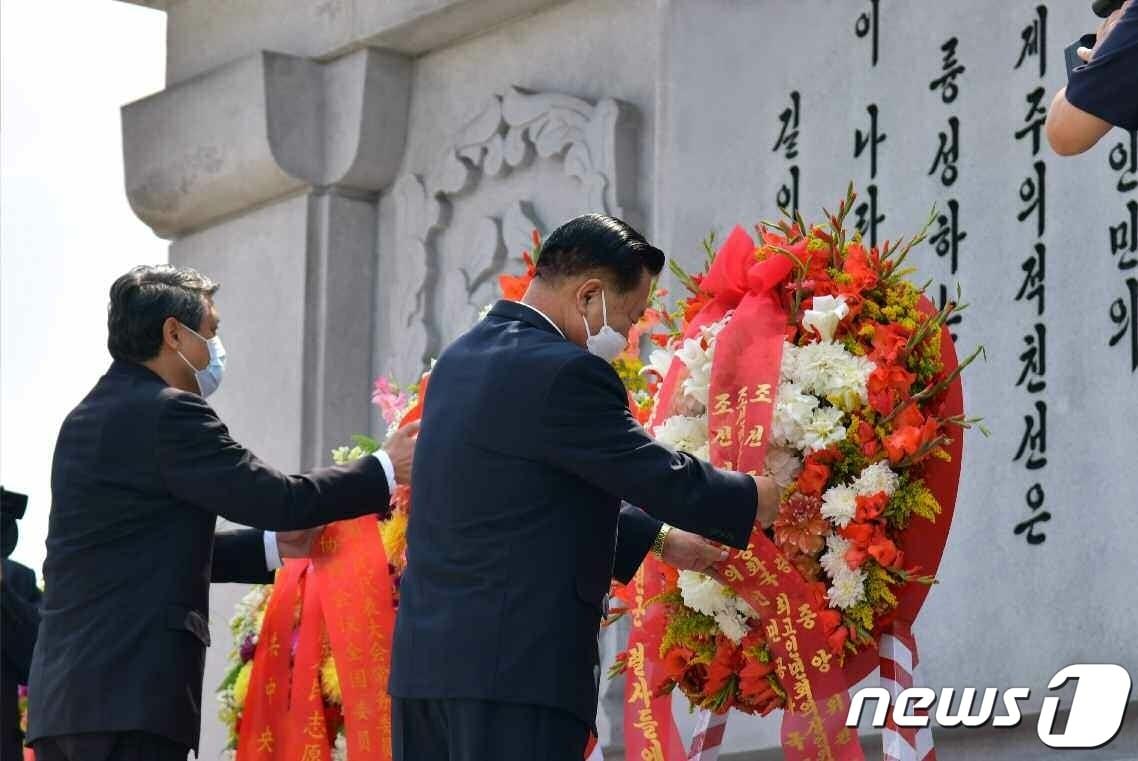 본문 이미지 - &#40;평양 노동신문=뉴스1&#41; = 최룡해 최고인민회의 상임위원회 위원장&#40;오른쪽&#41;과 왕야쥔 주북 중국대사&#40;왼쪽&#41;가 우의탑에 헌화하고 있는 모습. [국내에서만 사용가능. 재배포 금지. DB 금지. For Use Only in the Republic of Korea. Redistribution Prohibited] rodongphoto@news1.kr