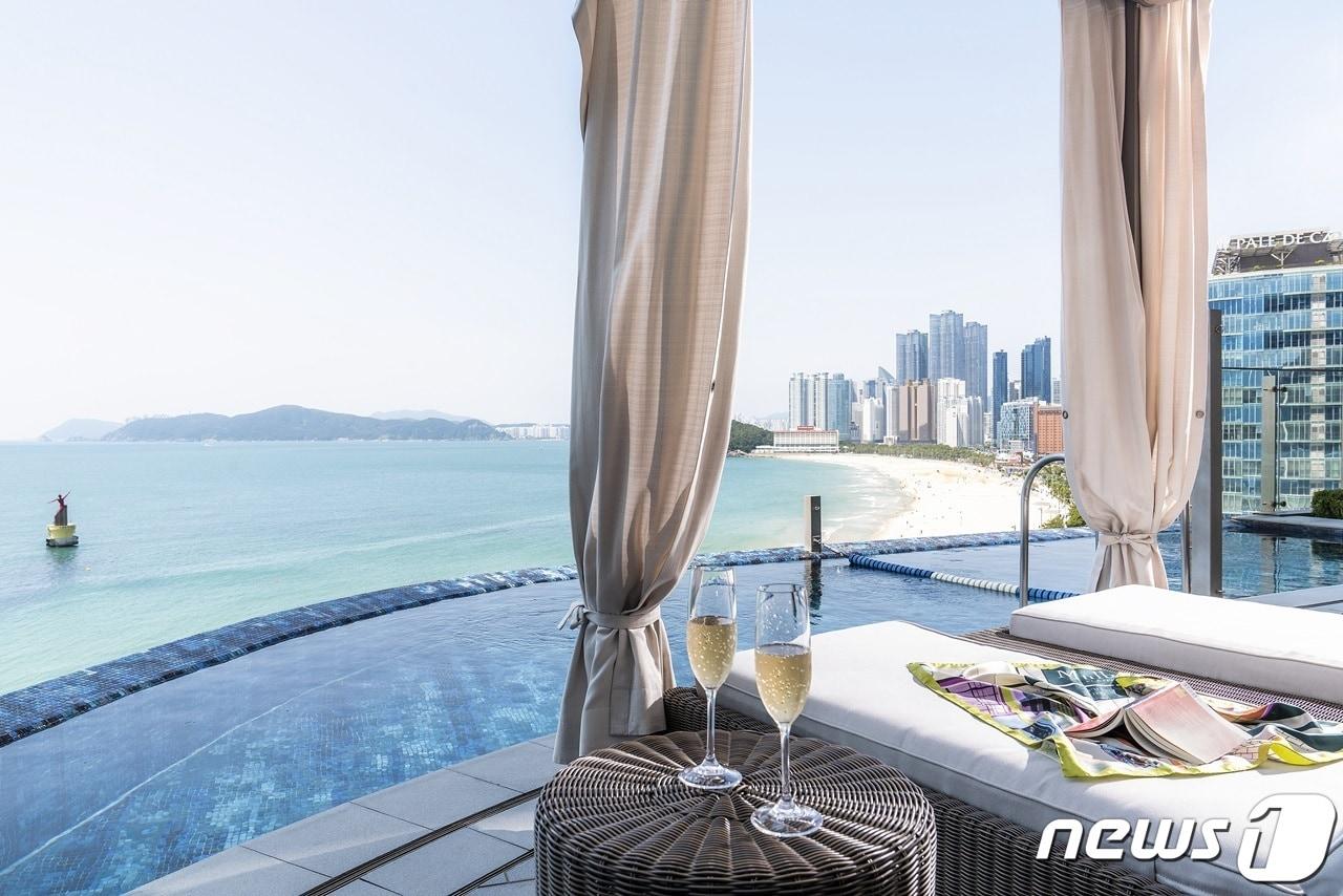 본문 이미지 - 시그니엘 부산 야외 인피니티 풀 카바나(롯데호텔 제공)