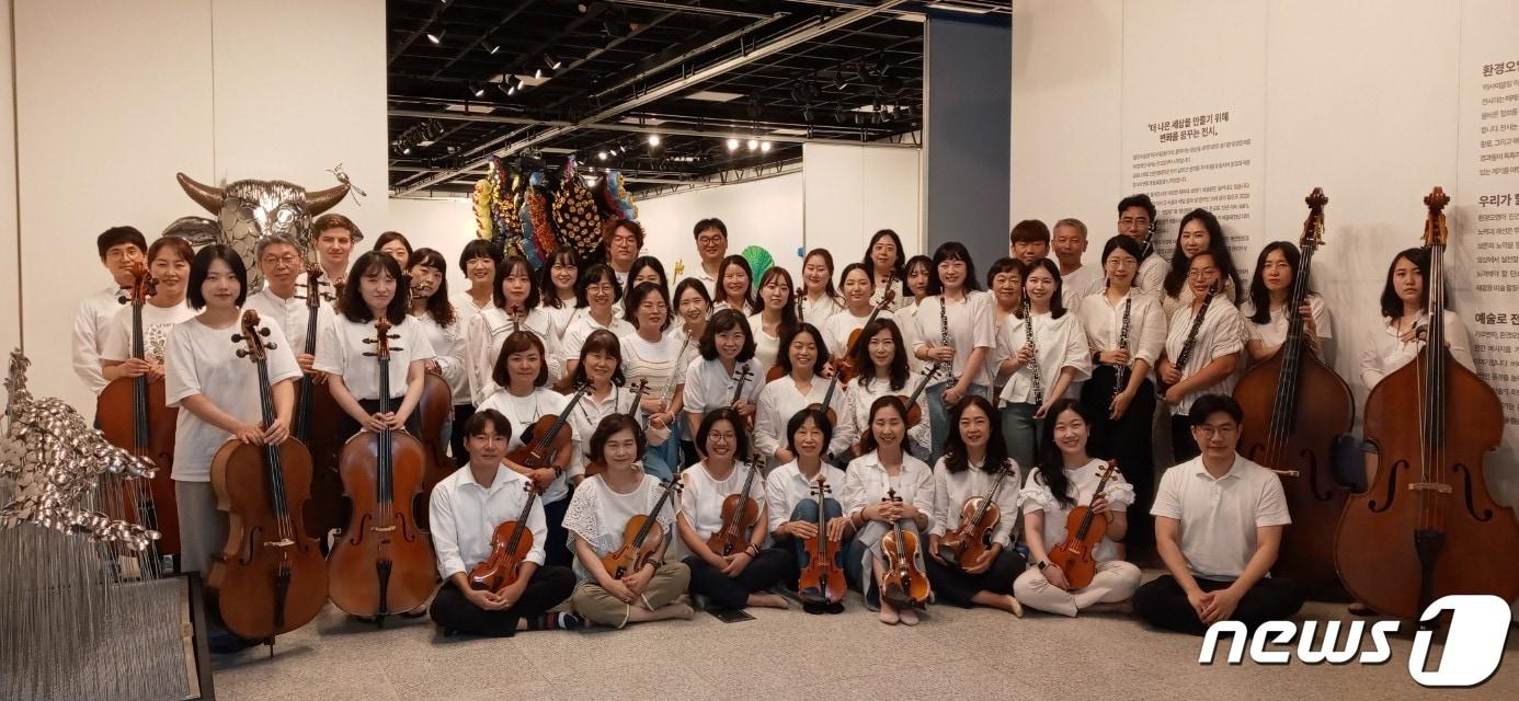 본문 이미지 - 충북도교육청 교직원오케스트라(단장 지선호)가 30일 오후 7시30분부터 단양 다누리광장 야외무대에서 지역민과 함께하는 'Happy day, Happy music(해피 데이 해피 뮤직)' 연주회를 연다./뉴스1