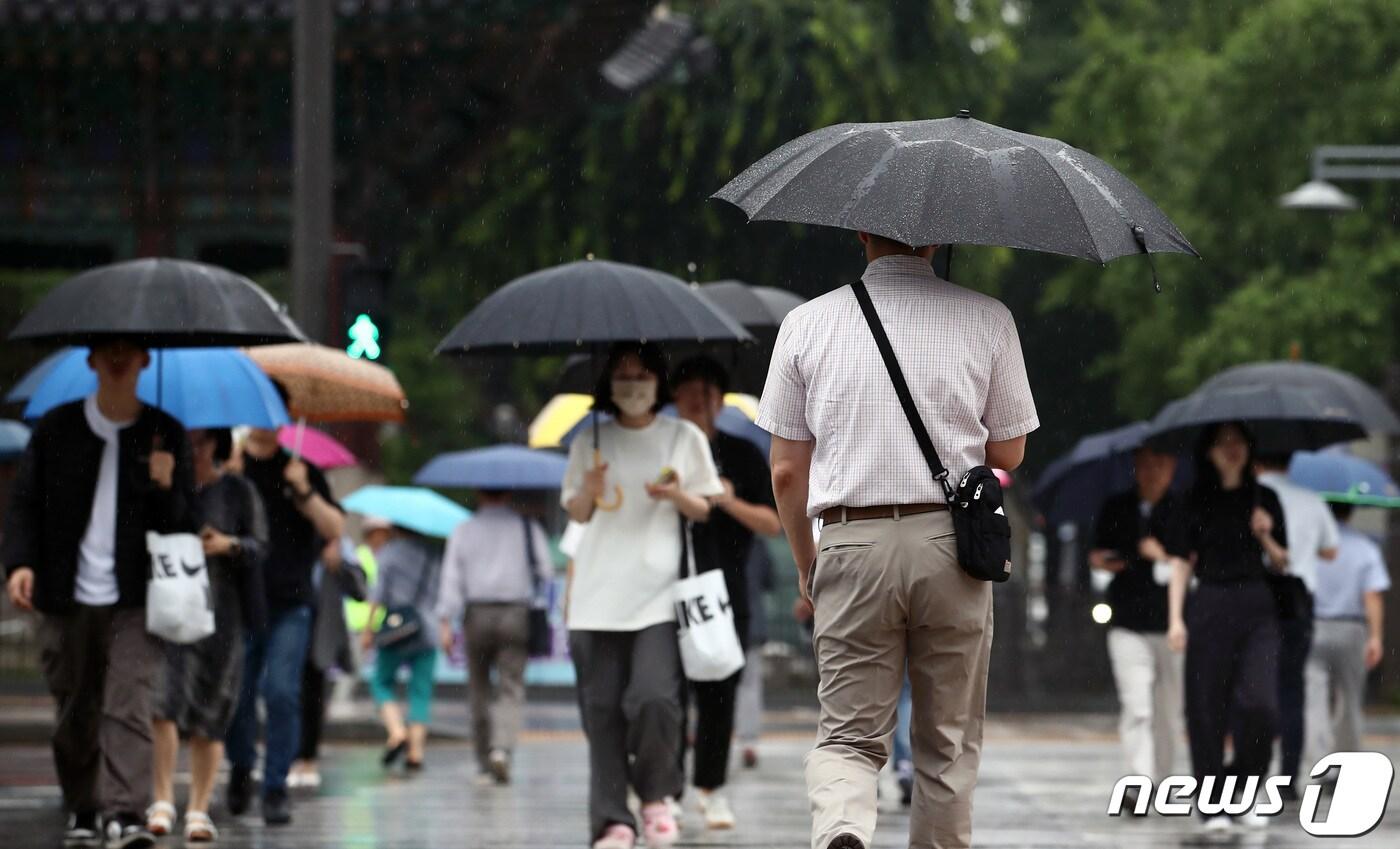  서울 광화문역 인근에서 시민들이 우산을 쓰고 발걸음을 옮기고 있다. 2023.6.29/뉴스1 ⓒ News1 김민지 기자