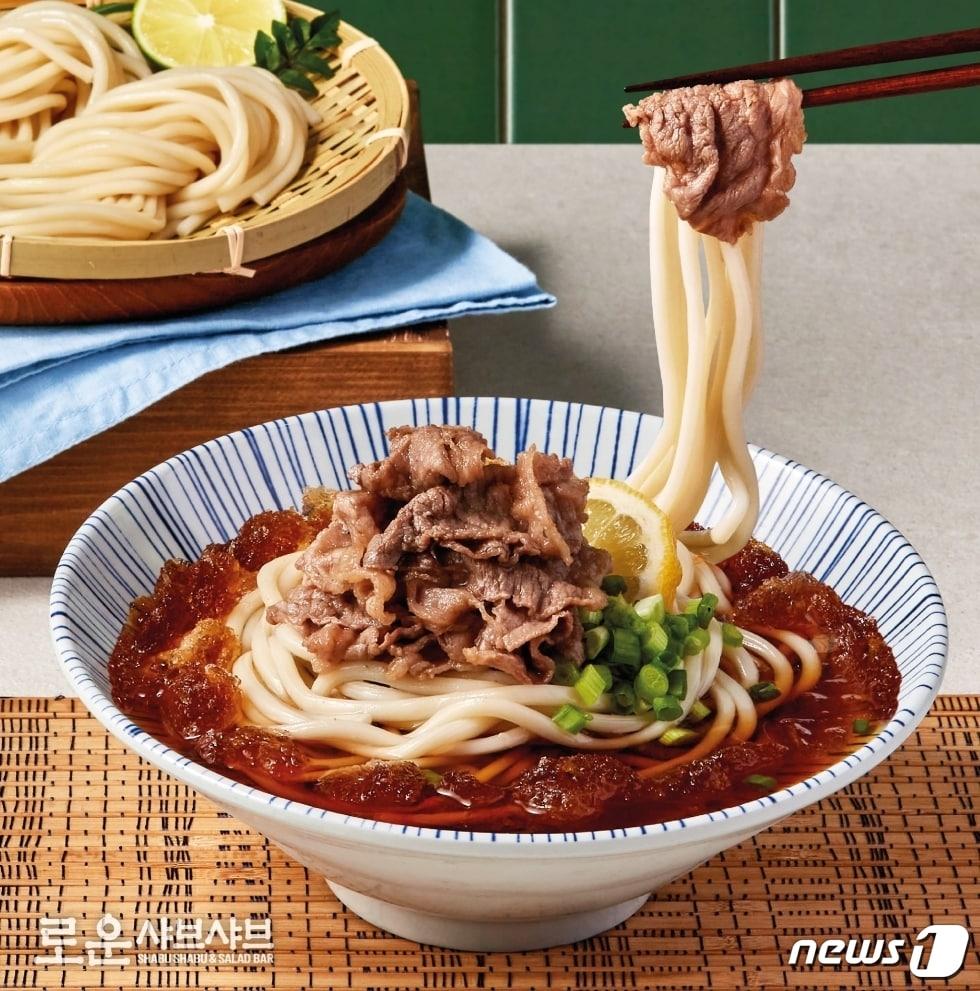 본문 이미지 - 로운 샤브샤브는 여름을 맞아 신메뉴 '보일 앤 칠'을 약 두 달간 전국 매장에서 선보인다.(로운샤브샤브제공)