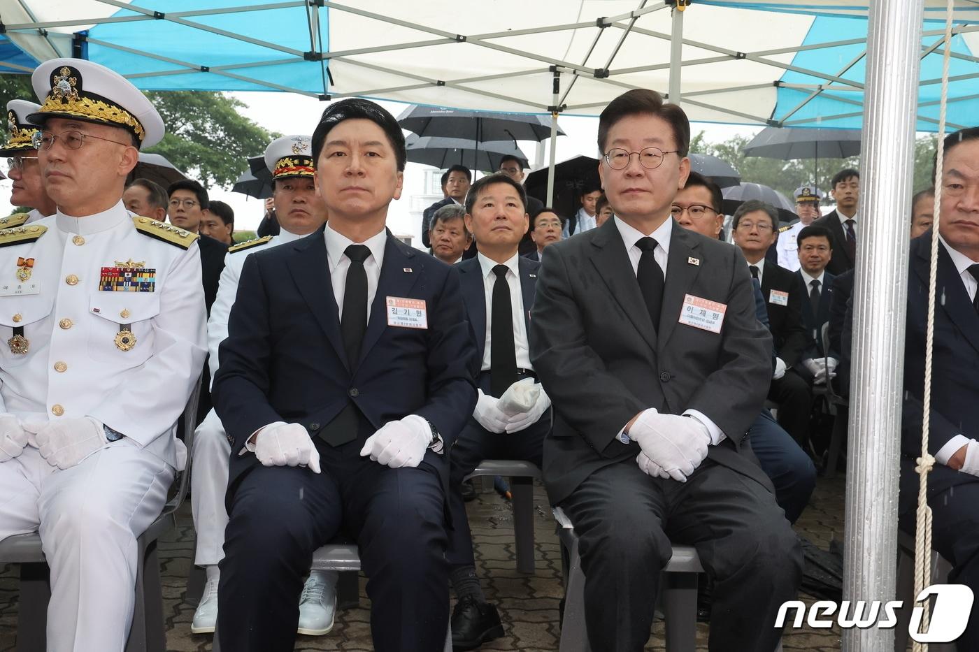본문 이미지 - 김기현 국민의힘 대표와 이재명 더불어민주당 대표가 29일 오전 경기도 평택시 해군 제2함대사령부에서 열린 '제2연평해전 승전 21주년 기념행사'에 참석해 있다. (공동취재) 2023.6.29/뉴스1 ⓒ News1 김영운 기자