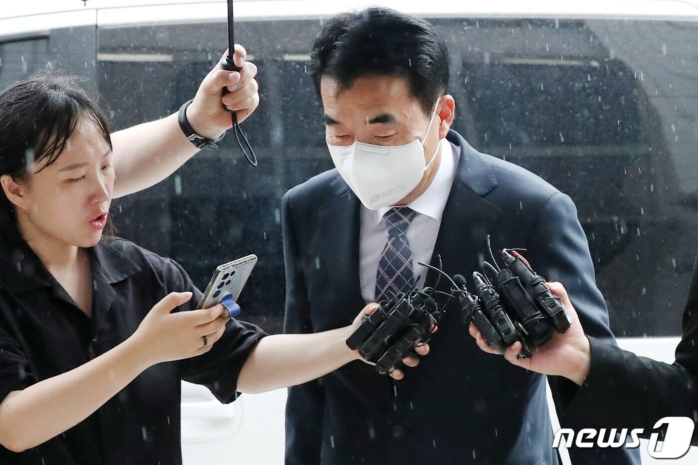 본문 이미지 - 가상자산 거래소 빗썸 주가조작 연루 의혹을 받는 원영식 초록뱀그룹 회장이 29일 오전 서울 양천구 남부지방법원에서 열린 영장실질심사에 출석하고 있다. 빗썸의 실소유주로 알려진 강종현씨(41)의 전주 역할을 한 것으로 알려진 초록뱀그룹은 빗썸의 최대 주주사인 비덴트와 비덴트 관계사 버킷스튜디오가 발행한 전환사채(CB)에 1000억원 이상 투자해 큰돈을 번 것으로 알려졌다. 2023.6.29/뉴스1 ⓒ News1 민경석 기자