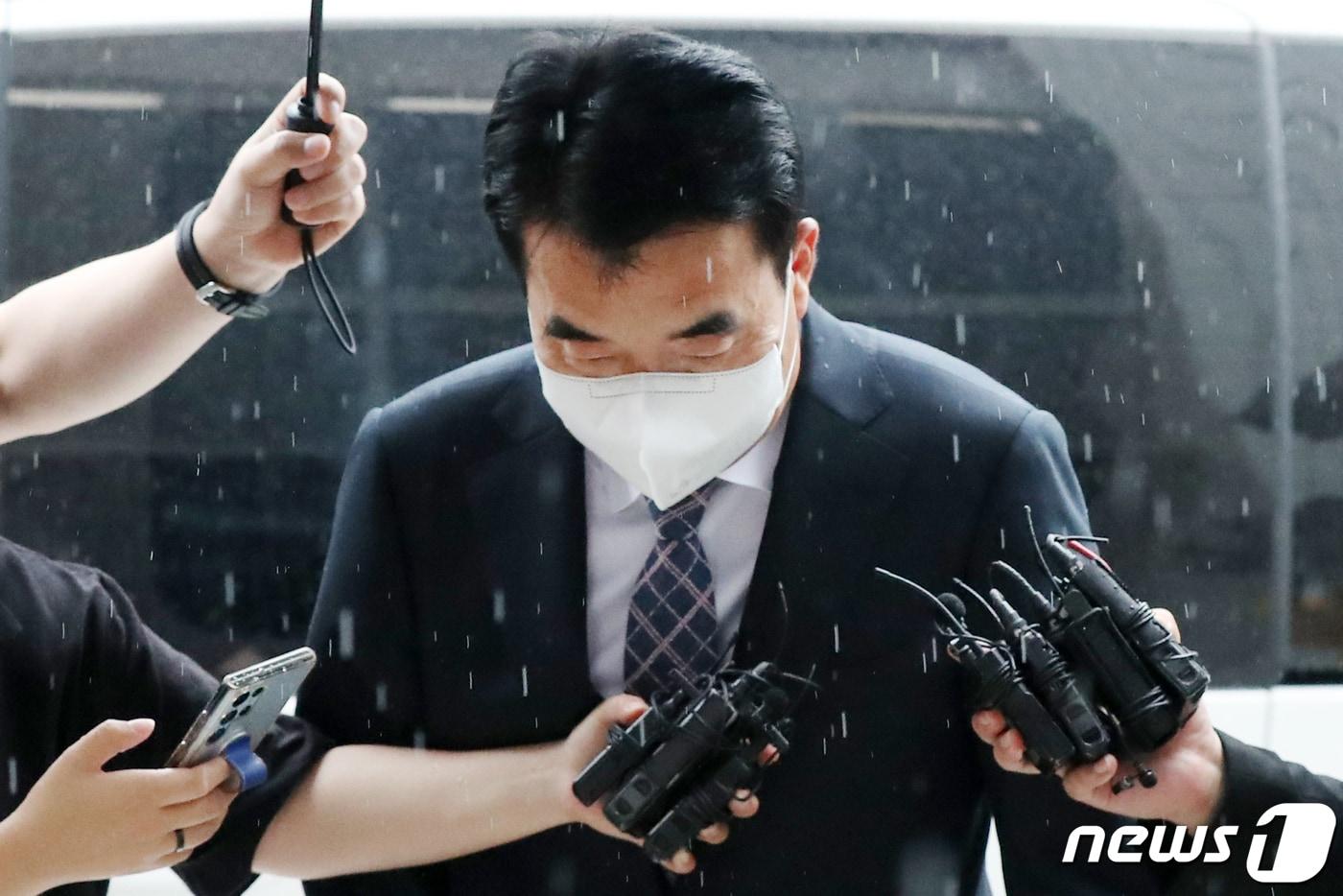 빗썸 주가조작 연루 의혹을 받고 있는 원영식 초록뱀그룹 회장이 영장실질심사를 받기 위해 서울남부지법에 출석하고 있다. 2023.6.29/뉴스1 ⓒ News1 민경석 기자