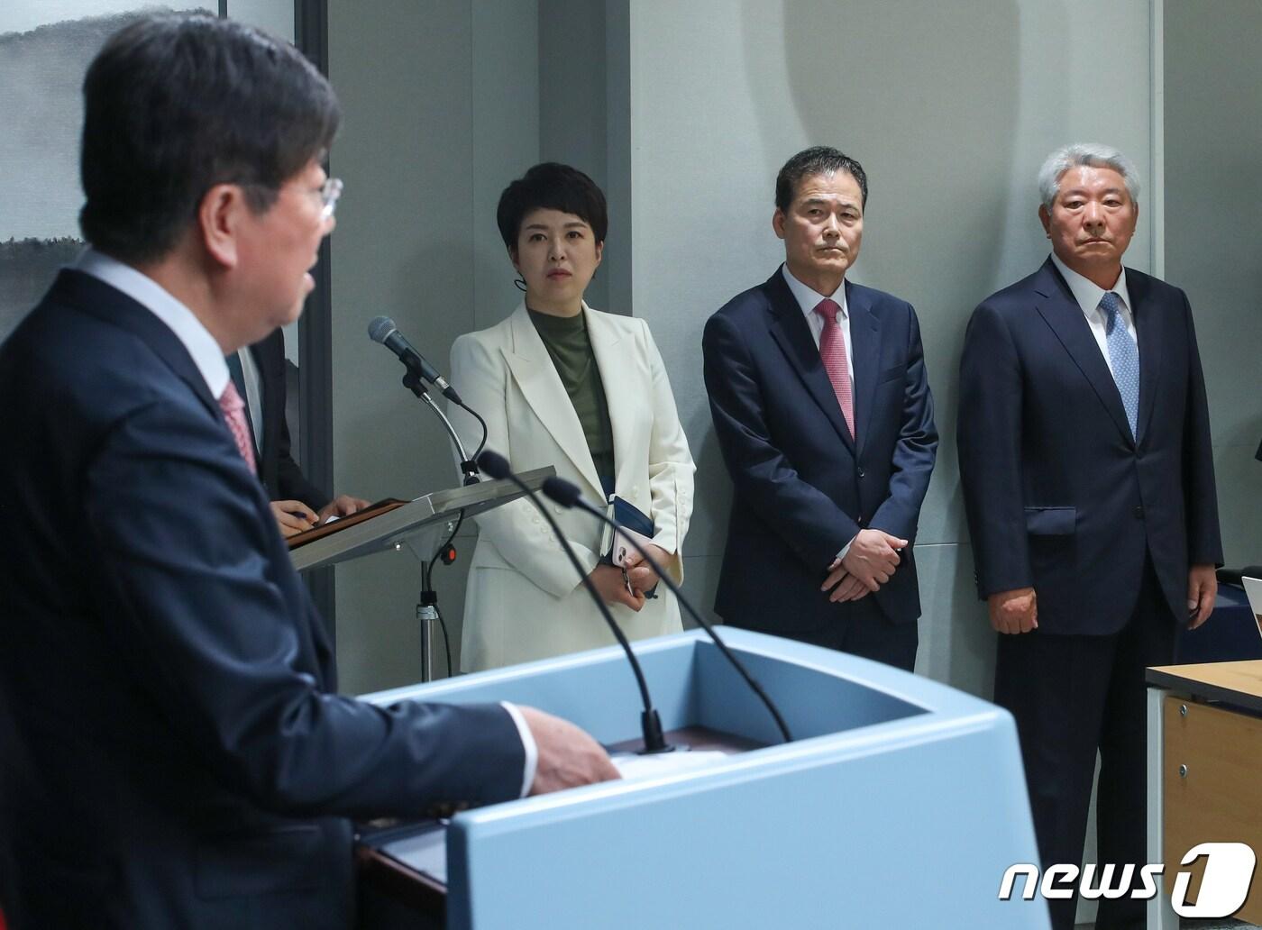 본문 이미지 - 김대기 대통령 비서실장이 29일 오전 용산 대통령실 브리핑룸에서 윤석열 대통령 취임 후 첫 개각 단행과 관련, 신임 인사를 발표하고 있다. 2023.6.29/뉴스1 ⓒ News1 안은나 기자
