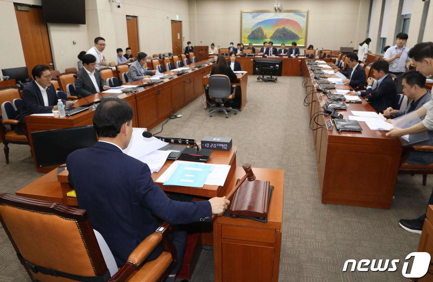 윤한홍 국회 정무위 법안심사2소위원장이 29일 서울 여의도 국회에서 열린 정무위원회 법안심사제2소위원회를 주재하고 있다. 2023.6.29/뉴스1 ⓒ News1 송원영 기자