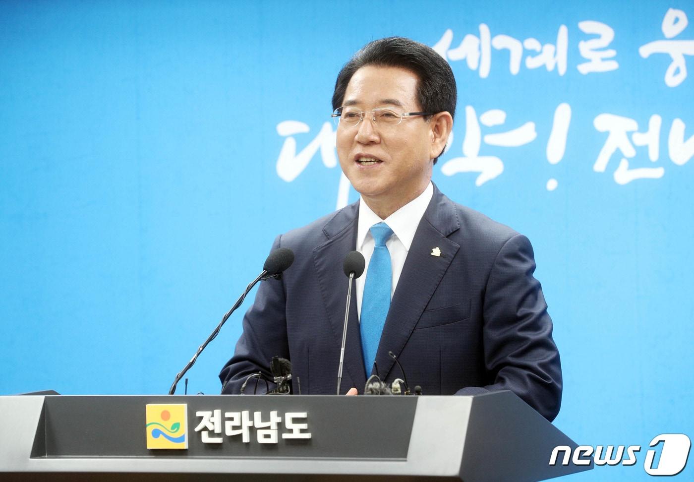 본문 이미지 - 김영록 전라남도지사가 29일 오전 도청 브리핑룸에서 열린 민선8기 출범 1주년 기자간담회에서 민선 8기 1년 성과와 향후 역점 시책에 대해 발표하고 있다.(전남도 제공) 2023.6.29/뉴스1