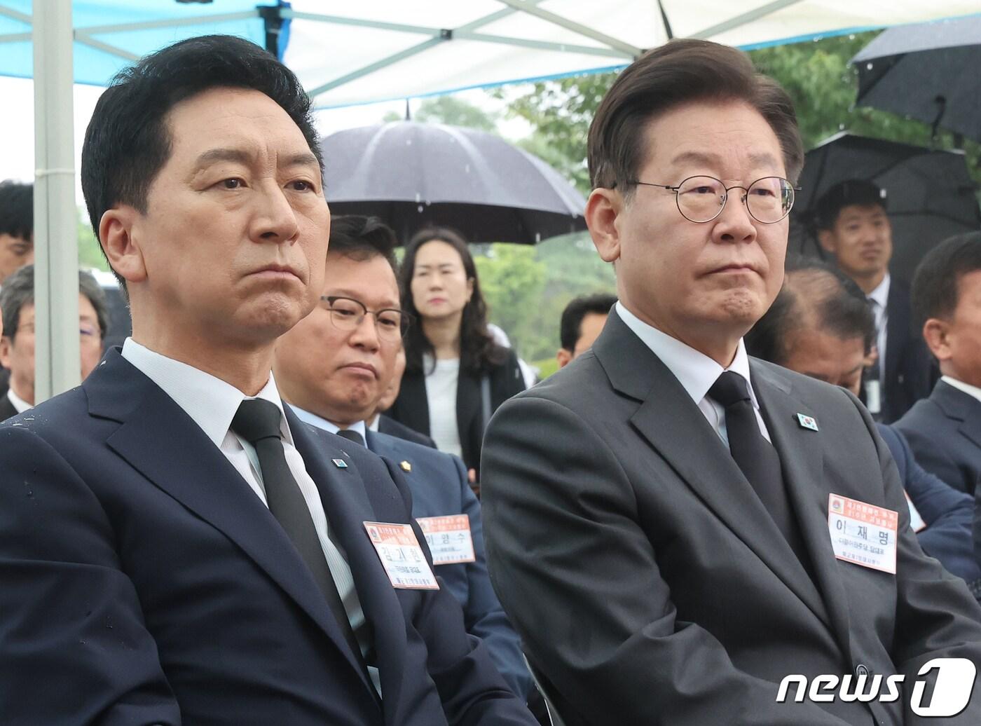 본문 이미지 - 김기현 국민의힘 대표와 이재명 더불어민주당 대표가 29일 오전 경기도 평택시 해군 제2함대사령부에서 열린 '제2연평해전 승전 21주년 기념행사'에 참석해 있다. (공동취재) 2023.6.29/뉴스1 ⓒ News1 김영운 기자